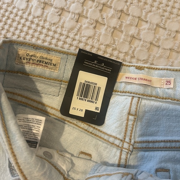 LEVI’S WEDGIE STRAIGHT denim jeans light wash NEW 25x28 bucket 4 - Picture 6 of 8